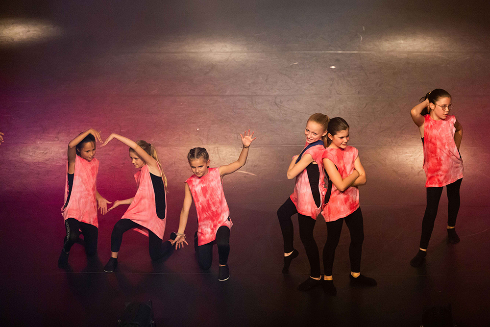 optreden van een jonge dansgroep van dansschool dance floor op een podium